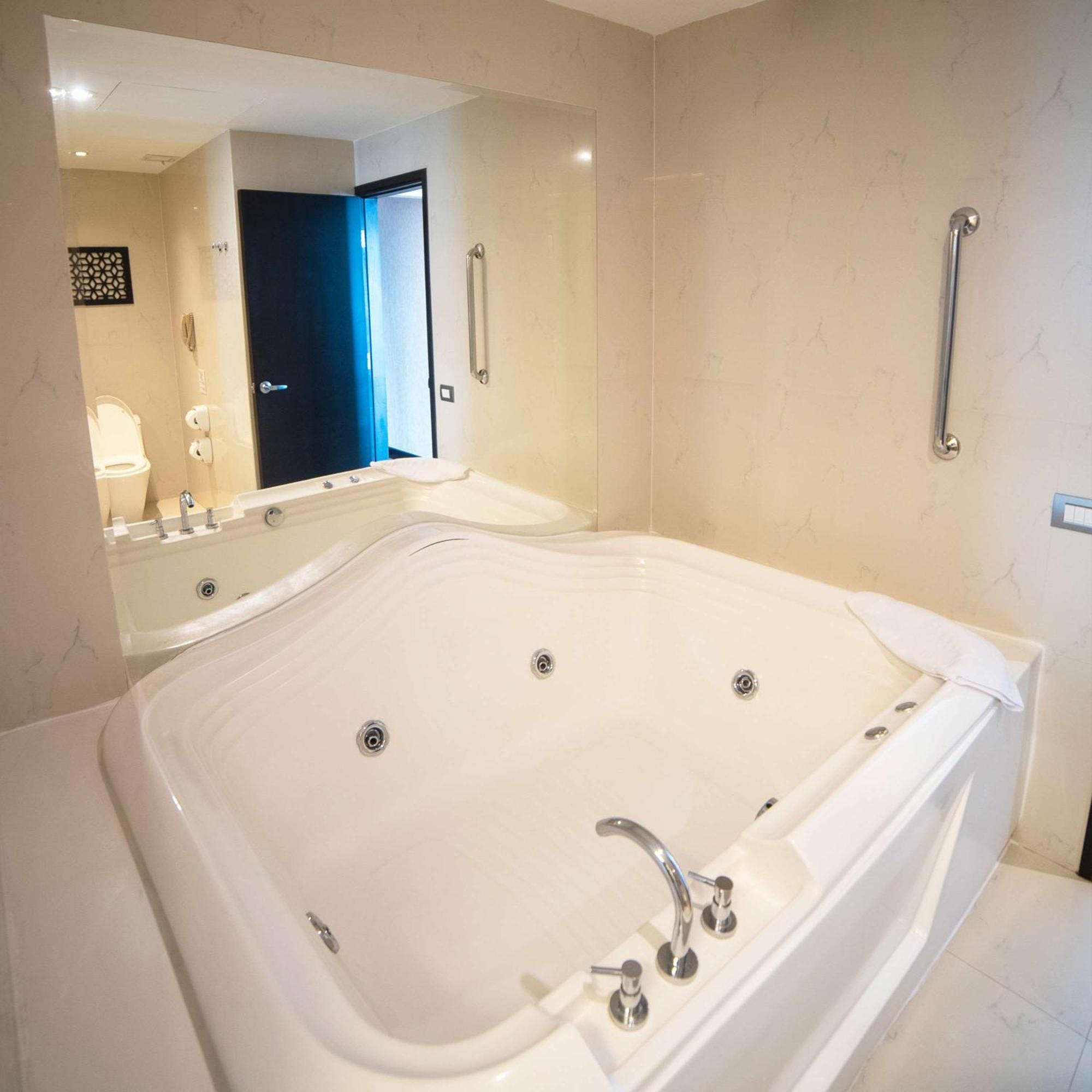 Doubletree By Hilton Trujillo Hotel Encalada Luaran gambar