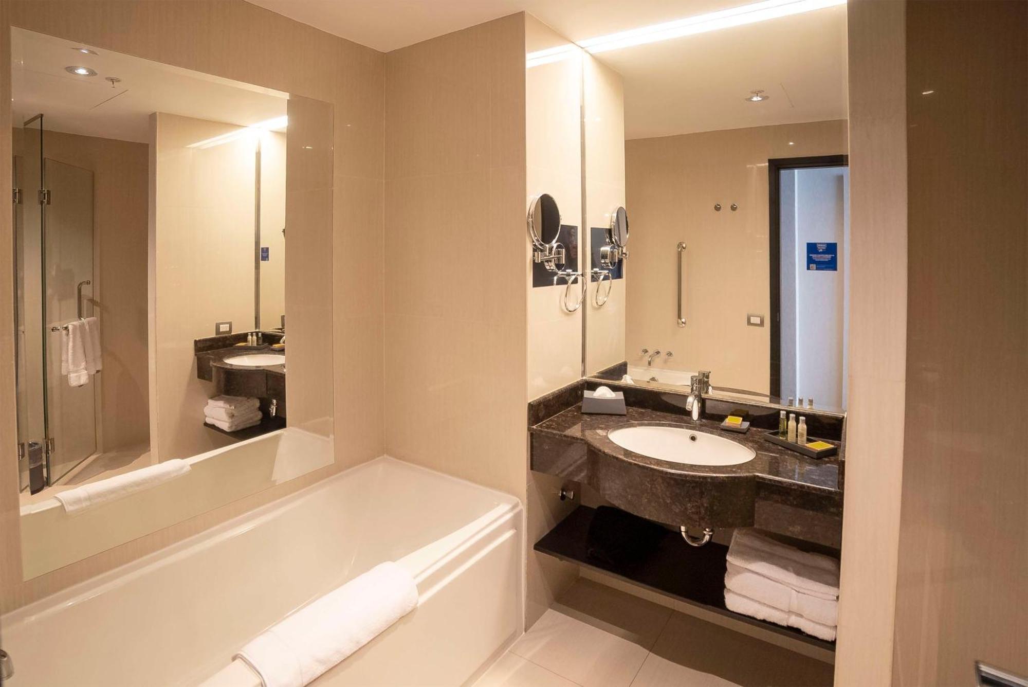Doubletree By Hilton Trujillo Hotel Encalada Luaran gambar